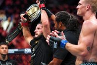 Islam Makhachev kembali mempertahankan gelar juara kelas welter UFC setelah mengalahkan Ian Machado Garry pada UFC 330 di Philadelphia, Amerika Serikat.