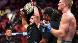 Islam Makhachev kembali mempertahankan gelar juara kelas welter UFC setelah mengalahkan Ian Machado Garry pada UFC 330 di Philadelphia, Amerika Serikat.