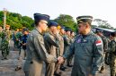Kepala Staf Angkatan Darat (Kasad) Jenderal TNI Maruli Simanjuntak memberikan apresiasi kepada para penerbang yang terlibat dalam demo udara HUT ke-81 Kemerdekaan Republik Indonesia.