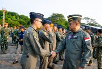Kepala Staf Angkatan Darat (Kasad) Jenderal TNI Maruli Simanjuntak memberikan apresiasi kepada para penerbang yang terlibat dalam demo udara HUT ke-81 Kemerdekaan Republik Indonesia.