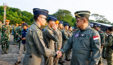 Kepala Staf Angkatan Darat (Kasad) Jenderal TNI Maruli Simanjuntak memberikan apresiasi kepada para penerbang yang terlibat dalam demo udara HUT ke-81 Kemerdekaan Republik Indonesia.