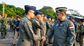 Kepala Staf Angkatan Darat (Kasad) Jenderal TNI Maruli Simanjuntak memberikan apresiasi kepada para penerbang yang terlibat dalam demo udara HUT ke-81 Kemerdekaan Republik Indonesia.