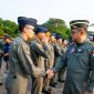 Kepala Staf Angkatan Darat (Kasad) Jenderal TNI Maruli Simanjuntak memberikan apresiasi kepada para penerbang yang terlibat dalam demo udara HUT ke-81 Kemerdekaan Republik Indonesia.