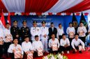 Sebanyak 1.874 narapidana dan anak binaan di Sulawesi Utara menerima remisi dalam momentum HUT ke-81 Kemerdekaan Republik Indonesia, Senin (17/8/2026). Ket Foto: Perwakilan WBP yang mendapat remisi bersama Kakanwil Ditjenpas Sulut Haposan Silalahi dan Gubernur Sulawesi Utara Mayjen TNI (Purn) Yulius Selvanus serta Wakil Gubernur Victor Mailangkay. (Foto:Yudi/Pilar)