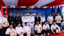 Sebanyak 1.874 narapidana dan anak binaan di Sulawesi Utara menerima remisi dalam momentum HUT ke-81 Kemerdekaan Republik Indonesia, Senin (17/8/2026). Ket Foto: Perwakilan WBP yang mendapat remisi bersama Kakanwil Ditjenpas Sulut Haposan Silalahi dan Gubernur Sulawesi Utara Mayjen TNI (Purn) Yulius Selvanus serta Wakil Gubernur Victor Mailangkay. (Foto:Yudi/Pilar)