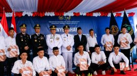 Sebanyak 1.874 narapidana dan anak binaan di Sulawesi Utara menerima remisi dalam momentum HUT ke-81 Kemerdekaan Republik Indonesia, Senin (17/8/2026). Ket Foto: Perwakilan WBP yang mendapat remisi bersama Kakanwil Ditjenpas Sulut Haposan Silalahi dan Gubernur Sulawesi Utara Mayjen TNI (Purn) Yulius Selvanus serta Wakil Gubernur Victor Mailangkay. (Foto:Yudi/Pilar)