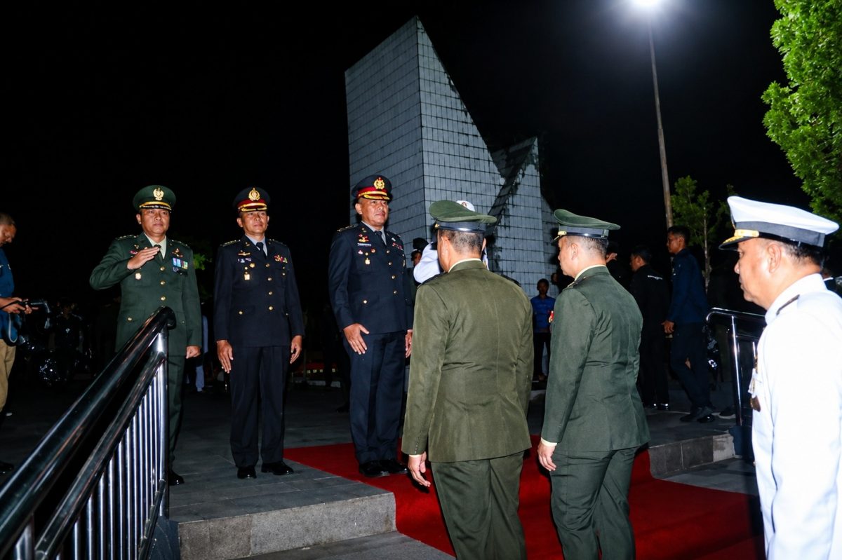 Polda Sulawesi Utara mengenang jasa para pahlawan melalui Apel Kehormatan dan Renungan Suci di Taman Makam Pahlawan (TMP) Kairagi, Manado.