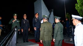 Polda Sulawesi Utara mengenang jasa para pahlawan melalui Apel Kehormatan dan Renungan Suci di Taman Makam Pahlawan (TMP) Kairagi, Manado.