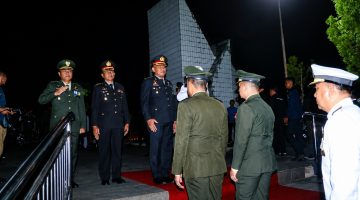 Polda Sulawesi Utara mengenang jasa para pahlawan melalui Apel Kehormatan dan Renungan Suci di Taman Makam Pahlawan (TMP) Kairagi, Manado.