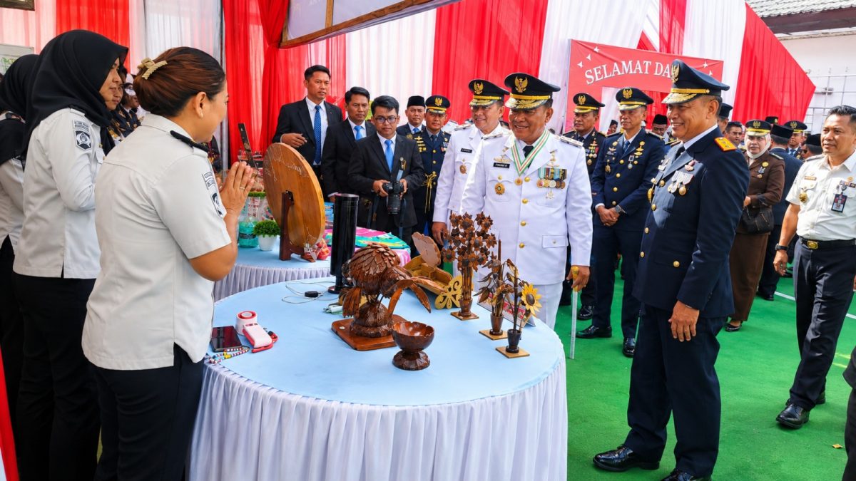 Gubernur Sulawesi Utara Mayjen TNI (Purn) Yulius Selvanus mengunjungi Rutan Kelas IIA Manado, Minggu 17/8. (Foto:Yudi/Pilar)