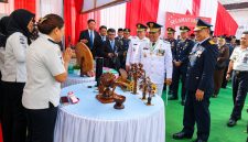 Gubernur Sulawesi Utara Mayjen TNI (Purn) Yulius Selvanus mengunjungi Rutan Kelas IIA Manado, Minggu 17/8. (Foto:Yudi/Pilar)