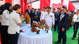 Gubernur Sulawesi Utara Mayjen TNI (Purn) Yulius Selvanus mengunjungi Rutan Kelas IIA Manado, Minggu 17/8. (Foto:Yudi/Pilar)