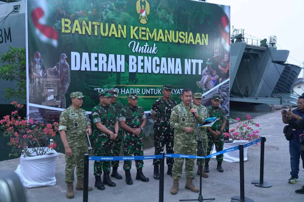TNI Angkatan Darat mengirimkan Kapal Rumah Sakit ADRI XC II BM beserta personel kesehatan dan bantuan logistik untuk membantu masyarakat terdampak gempa bumi di Nusa Tenggara Timur (NTT).