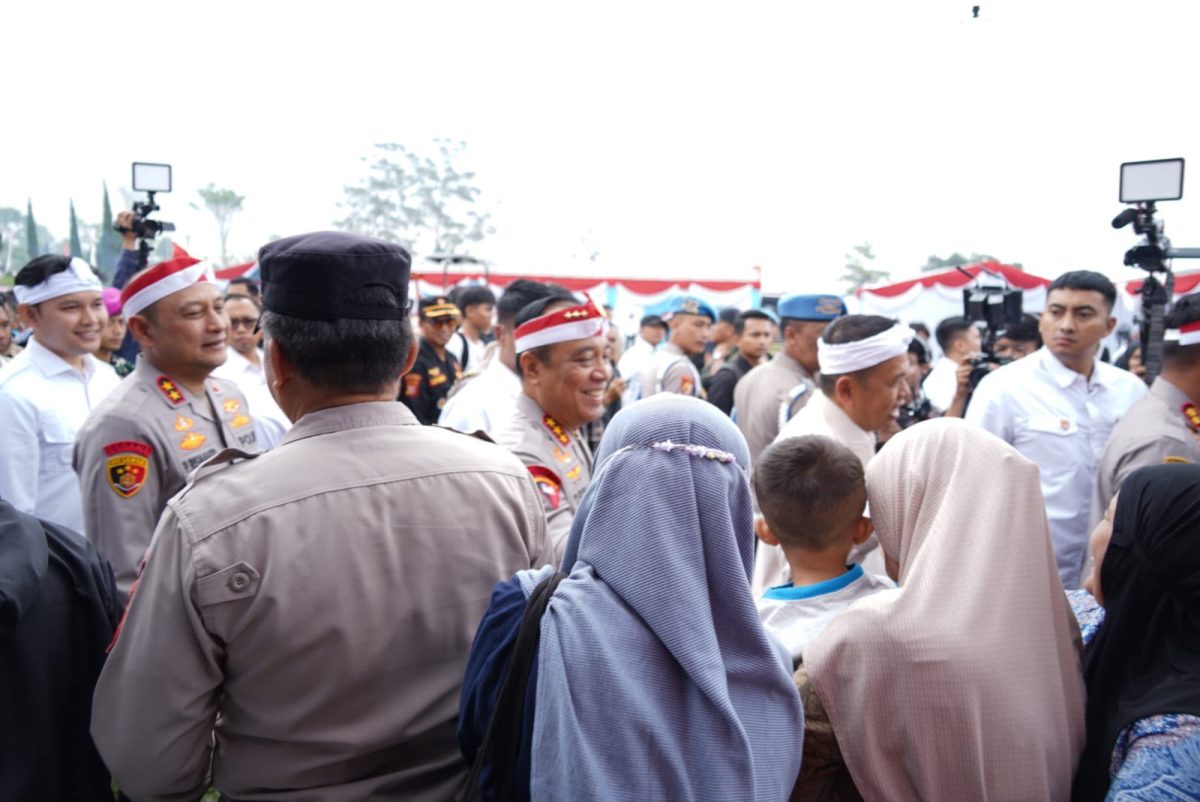 Kepedulian Polri terhadap masyarakat kembali diwujudkan melalui penyaluran bantuan sosial kepada petani dan warga di kaki Gunung Gede Pangrango, tepatnya di Kampung Maleber, Desa Ciherang, Kecamatan Pacet, Kabupaten Cianjur.