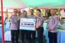Kapolda Sulut Irjen Pol Roycke Harry Langie secara simbolis menyerahkan bantuan keuangan tanggap darurat sebesar Rp300 juta untuk mendukung penanganan pascabencana di NTT, Kamis (20/8/2026).