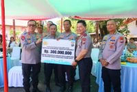 Kapolda Sulut Irjen Pol Roycke Harry Langie secara simbolis menyerahkan bantuan keuangan tanggap darurat sebesar Rp300 juta untuk mendukung penanganan pascabencana di NTT, Kamis (20/8/2026).
