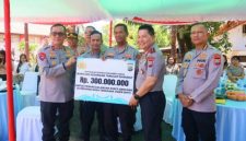 Kapolda Sulut Irjen Pol Roycke Harry Langie secara simbolis menyerahkan bantuan keuangan tanggap darurat sebesar Rp300 juta untuk mendukung penanganan pascabencana di NTT, Kamis (20/8/2026).