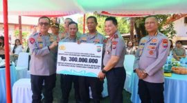 Kapolda Sulut Irjen Pol Roycke Harry Langie secara simbolis menyerahkan bantuan keuangan tanggap darurat sebesar Rp300 juta untuk mendukung penanganan pascabencana di NTT, Kamis (20/8/2026).