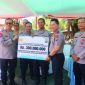 Kapolda Sulut Irjen Pol Roycke Harry Langie secara simbolis menyerahkan bantuan keuangan tanggap darurat sebesar Rp300 juta untuk mendukung penanganan pascabencana di NTT, Kamis (20/8/2026).