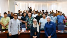 Tampak Depan: Juru Bicara KPK Budi Prasetyo (kanan),Analis Pemberantasan Tindak Pidana Korupsi Direktorat Gratifikasi dan Pelayanan Publik KPK Hafidhah Rifqiyah (tengah),Kepala Biro Humas KPK, Yuyuk Andriati Iskak (kiri), Tampak belakang jurnalis Sulut.(ist)