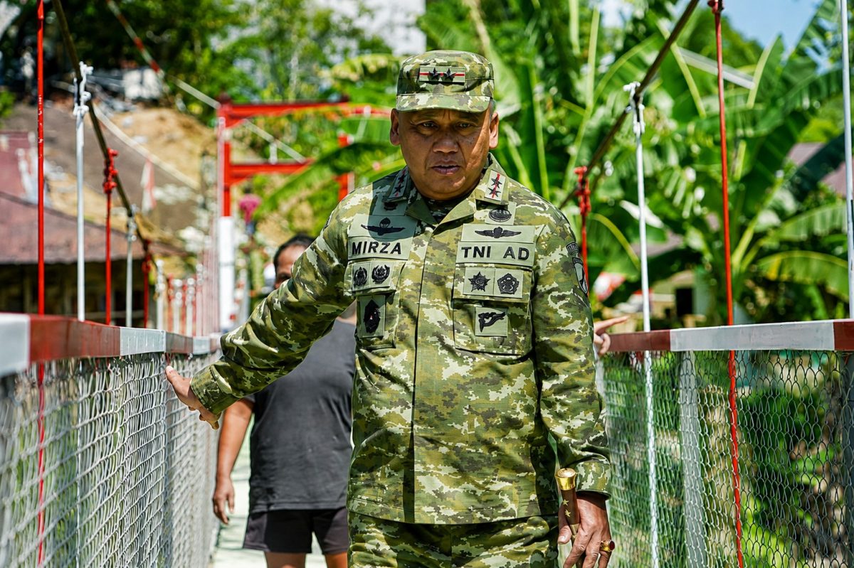 Pangdam XIII/Merdeka Mayjen TNI Mirza Agus, S.I.P., meninjau pembangunan Jembatan Perintis Garuda di Desa Talawaan Atas, Kecamatan Wori, Kabupaten Minahasa Utara, Jumat (21/8/2026).