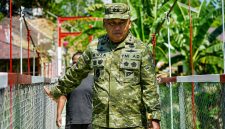 Pangdam XIII/Merdeka Mayjen TNI Mirza Agus, S.I.P., meninjau pembangunan Jembatan Perintis Garuda di Desa Talawaan Atas, Kecamatan Wori, Kabupaten Minahasa Utara, Jumat (21/8/2026).