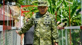 Pangdam XIII/Merdeka Mayjen TNI Mirza Agus, S.I.P., meninjau pembangunan Jembatan Perintis Garuda di Desa Talawaan Atas, Kecamatan Wori, Kabupaten Minahasa Utara, Jumat (21/8/2026).