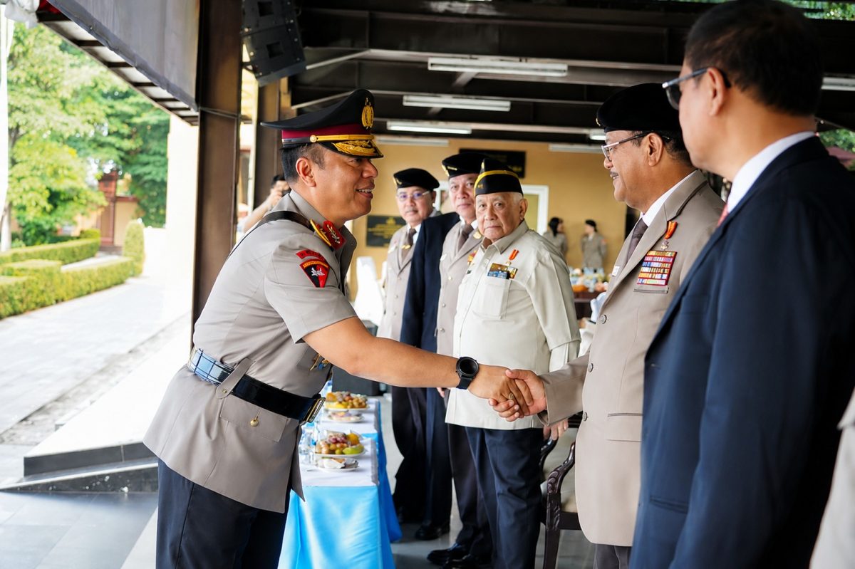 Momen langka terjadi dalam peringatan Hari Juang Polri 2026 di Lapangan Bhayangkara, Mabes Polri, Jakarta, Jumat (21/8/2026).