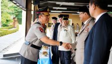 Momen langka terjadi dalam peringatan Hari Juang Polri 2026 di Lapangan Bhayangkara, Mabes Polri, Jakarta, Jumat (21/8/2026).