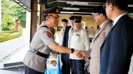 Momen langka terjadi dalam peringatan Hari Juang Polri 2026 di Lapangan Bhayangkara, Mabes Polri, Jakarta, Jumat (21/8/2026).