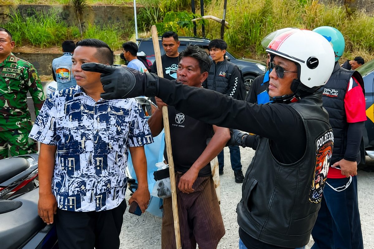 Wakapolda Sulawesi Utara Brigjen Pol Awi Setiyono memantau langsung penanganan kebakaran lahan perkebunan di Kelurahan Tinoor Dua, Kota Tomohon.