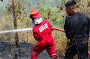 Personel Satuan Brimob Polda Sulawesi Utara bergerak membantu pemadaman kebakaran semak belukar di kawasan Gunung Batu, Desa Sea, Kabupaten Minahasa.