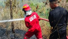 Personel Satuan Brimob Polda Sulawesi Utara bergerak membantu pemadaman kebakaran semak belukar di kawasan Gunung Batu, Desa Sea, Kabupaten Minahasa.