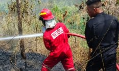 Personel Brimob Polda Sulut Bergerak Padamkan Kebakaran Semak di Gunung Batu Desa Sea