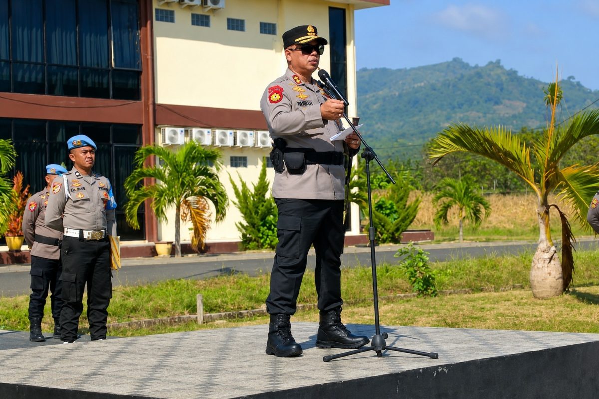 Kapolres Bolaang Mongondow Timur (Boltim) AKBP Golfried Hasiholan Pakpahan memberikan tiga penekanan penting kepada seluruh personel saat memimpin apel pagi di Lapangan Mako Polres Boltim, Senin (24/8/2026).