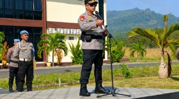 Kapolres Bolaang Mongondow Timur (Boltim) AKBP Golfried Hasiholan Pakpahan memberikan tiga penekanan penting kepada seluruh personel saat memimpin apel pagi di Lapangan Mako Polres Boltim, Senin (24/8/2026).