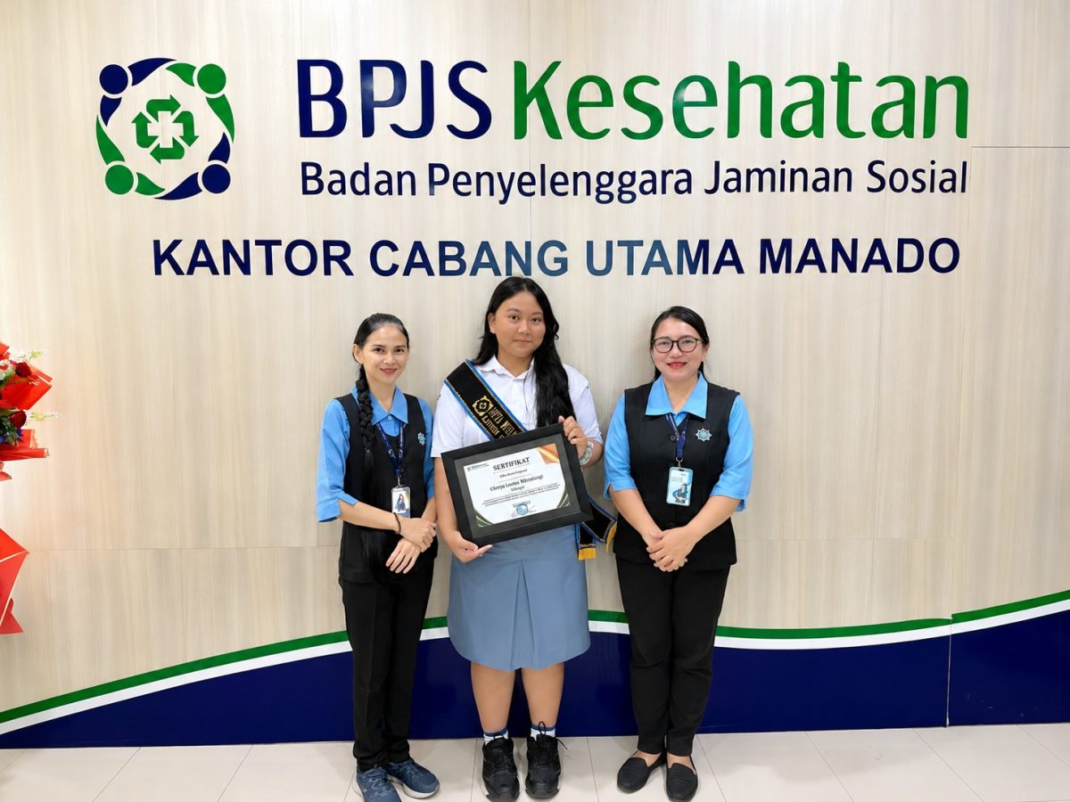 Siswi Kelas X SMA Eben Haezar Manado Glorya Louise Mintalangi (tengah) bersama Wakil Kepala Sekolah SMA Eben Haezar Manado Bidang Humas, Alisa Eman (kiri) dan Wali Kelas X5 Jane Wullur (kanan).