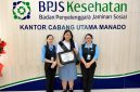 Siswi Kelas X SMA Eben Haezar Manado Glorya Louise Mintalangi (tengah) bersama Wakil Kepala Sekolah SMA Eben Haezar Manado Bidang Humas, Alisa Eman (kiri) dan Wali Kelas X5 Jane Wullur (kanan).