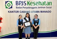Siswi Kelas X SMA Eben Haezar Manado Glorya Louise Mintalangi (tengah) bersama Wakil Kepala Sekolah SMA Eben Haezar Manado Bidang Humas, Alisa Eman (kiri) dan Wali Kelas X5 Jane Wullur (kanan).