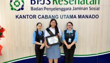 Siswi Kelas X SMA Eben Haezar Manado Glorya Louise Mintalangi (tengah) bersama Wakil Kepala Sekolah SMA Eben Haezar Manado Bidang Humas, Alisa Eman (kiri) dan Wali Kelas X5 Jane Wullur (kanan).