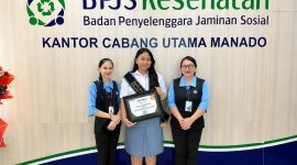 Siswi Kelas X SMA Eben Haezar Manado Glorya Louise Mintalangi (tengah) bersama Wakil Kepala Sekolah SMA Eben Haezar Manado Bidang Humas, Alisa Eman (kiri) dan Wali Kelas X5 Jane Wullur (kanan).