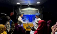 Polri Salurkan Air Bersih untuk Pengungsi Gempa di Manggarai Timur