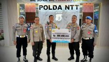 Polda Sulawesi Utara (Sulut) bersama jajaran menunjukkan kepedulian terhadap masyarakat terdampak gempa bumi di Nusa Tenggara Timur (NTT) dengan menyalurkan bantuan kemanusiaan senilai Rp300 juta.