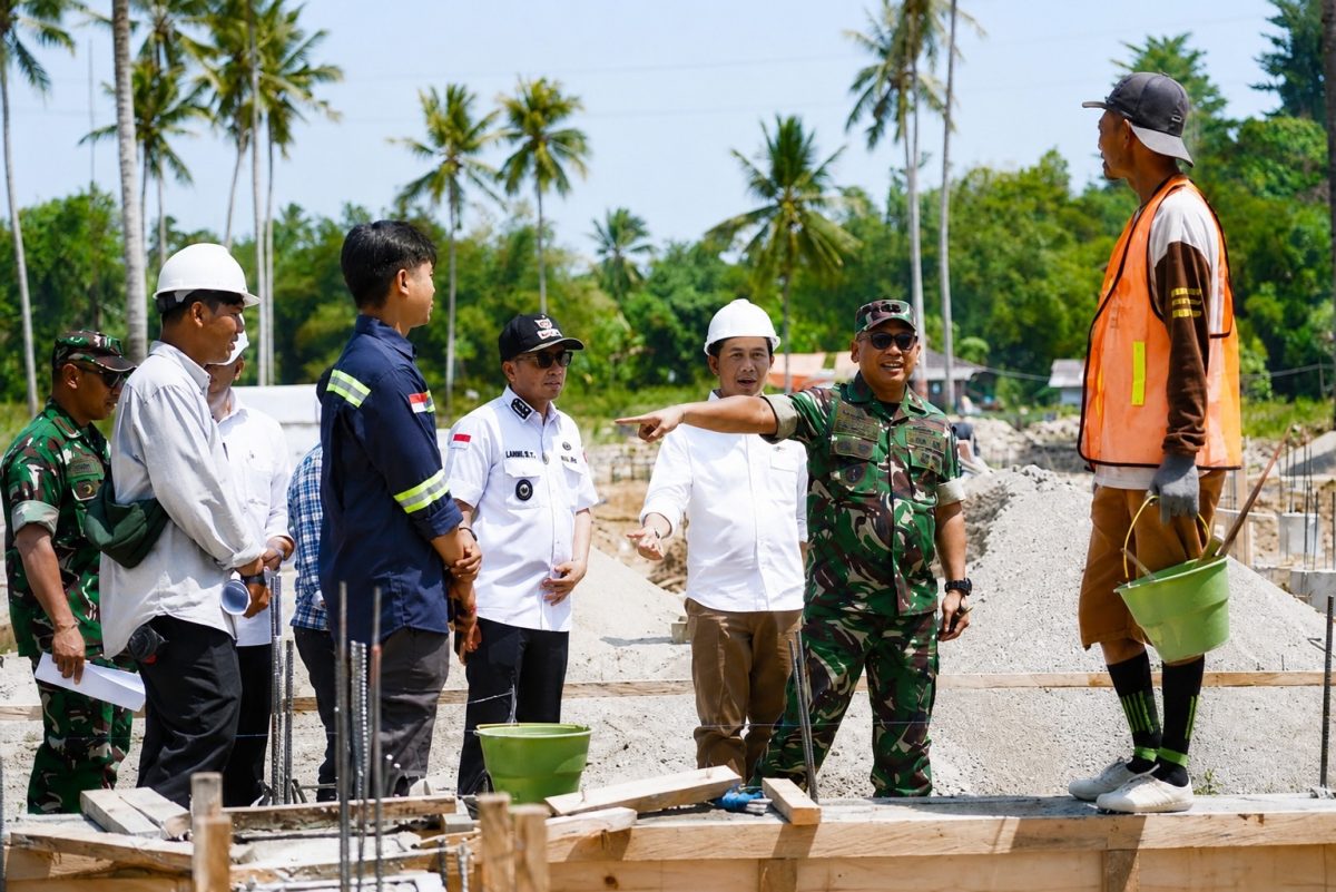 Pangdam XIII/Merdeka Mayjen TNI Mirza Agus, S.I.P., meninjau langsung progres pembangunan Markas Batalyon Infanteri Teritorial Pembangunan (Yonif TP) 915/Bitu'o di Kecamatan Tilamuta, Kabupaten Boalemo, Gorontalo, Rabu (26/8/2026).