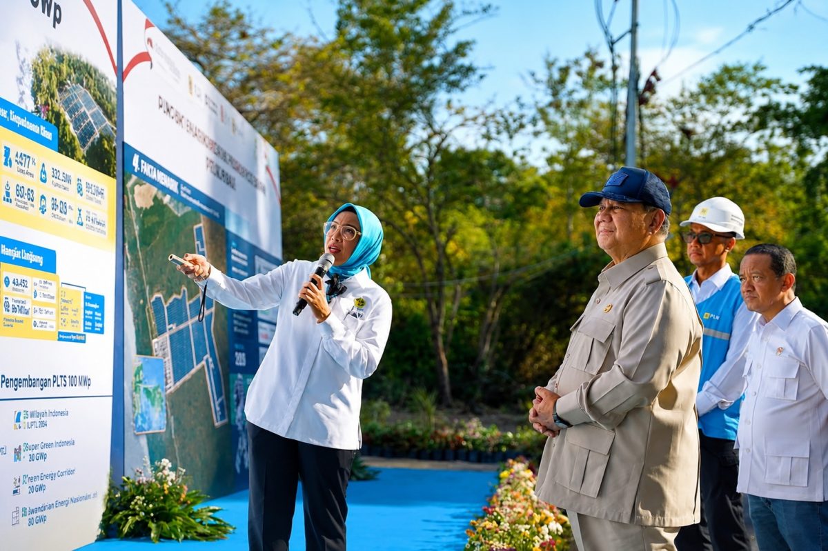 Presiden Republik Indonesia, Prabowo Subianto (ketiga dari kanan) didampingi Menteri ESDM, Bahlil Lahadalia (kanan), dan Direktur Utama PLN, Darmawan Prasodjo (kedua dari kanan) saat mendengarkan pemaparan walking gallery oleh Direktur Jenderal Energi Baru, Terbarukan, dan Konservasi Energi, Eniya Listiani Dewi (kiri) dalam acara Launching & Groundbreaking Program PLTS 100 GWp pada Selasa (25/8) di Gilimanuk, Bali.