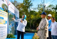 Presiden Republik Indonesia, Prabowo Subianto (ketiga dari kanan) didampingi Menteri ESDM, Bahlil Lahadalia (kanan), dan Direktur Utama PLN, Darmawan Prasodjo (kedua dari kanan) saat mendengarkan pemaparan walking gallery oleh Direktur Jenderal Energi Baru, Terbarukan, dan Konservasi Energi, Eniya Listiani Dewi (kiri) dalam acara Launching & Groundbreaking Program PLTS 100 GWp pada Selasa (25/8) di Gilimanuk, Bali.