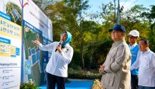 Presiden Republik Indonesia, Prabowo Subianto (ketiga dari kanan) didampingi Menteri ESDM, Bahlil Lahadalia (kanan), dan Direktur Utama PLN, Darmawan Prasodjo (kedua dari kanan) saat mendengarkan pemaparan walking gallery oleh Direktur Jenderal Energi Baru, Terbarukan, dan Konservasi Energi, Eniya Listiani Dewi (kiri) dalam acara Launching & Groundbreaking Program PLTS 100 GWp pada Selasa (25/8) di Gilimanuk, Bali.