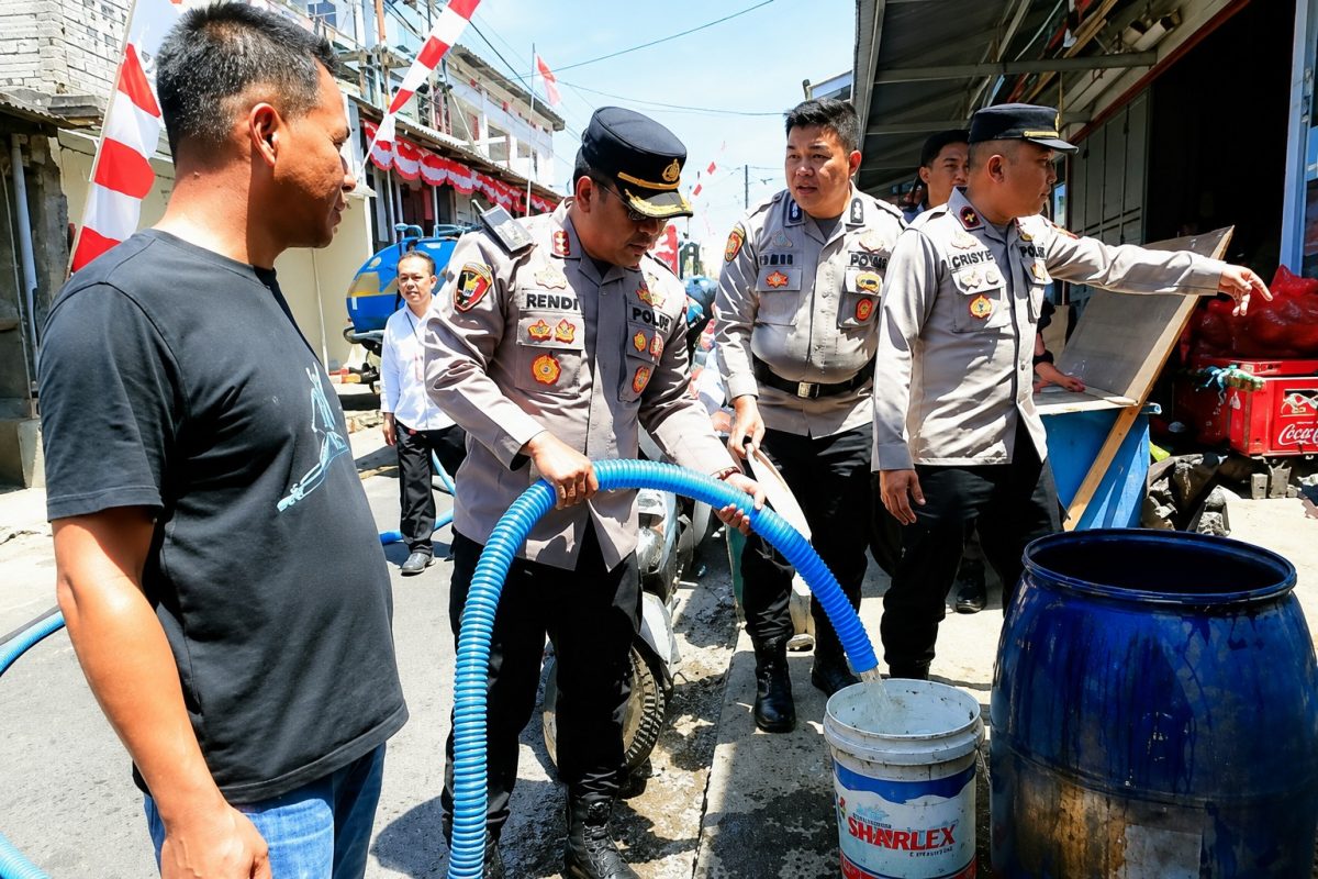 Polres Tomohon menyalurkan bantuan air bersih kepada warga Kelurahan Tinoor Satu yang terdampak kekeringan.