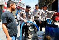 Polres Tomohon menyalurkan bantuan air bersih kepada warga Kelurahan Tinoor Satu yang terdampak kekeringan.