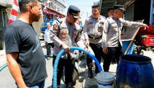 Polres Tomohon menyalurkan bantuan air bersih kepada warga Kelurahan Tinoor Satu yang terdampak kekeringan.